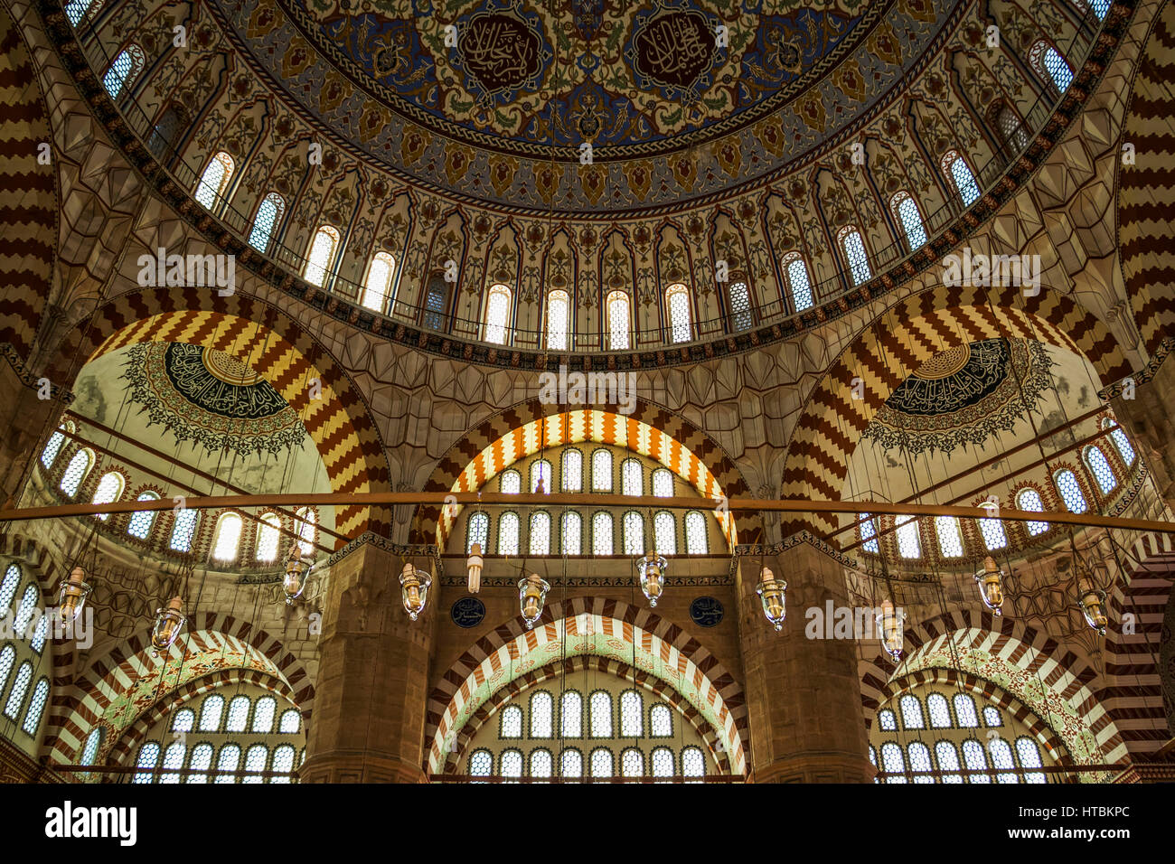 Vista interna della cupola centrale e la sua struttura di supporto dei pennacchi, archi e semi-cupole della moschea Selimiye; Edirne, Turchia Foto Stock