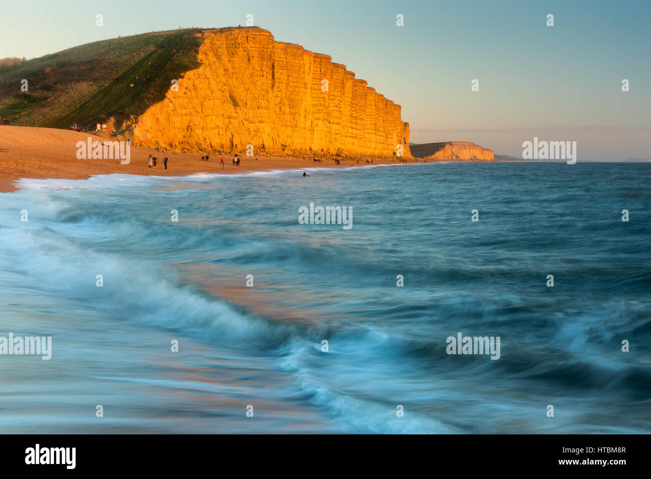 La spiaggia sottostante East Cliff, West Bay, Jurassic Coast, Dorset, England, Regno Unito Foto Stock