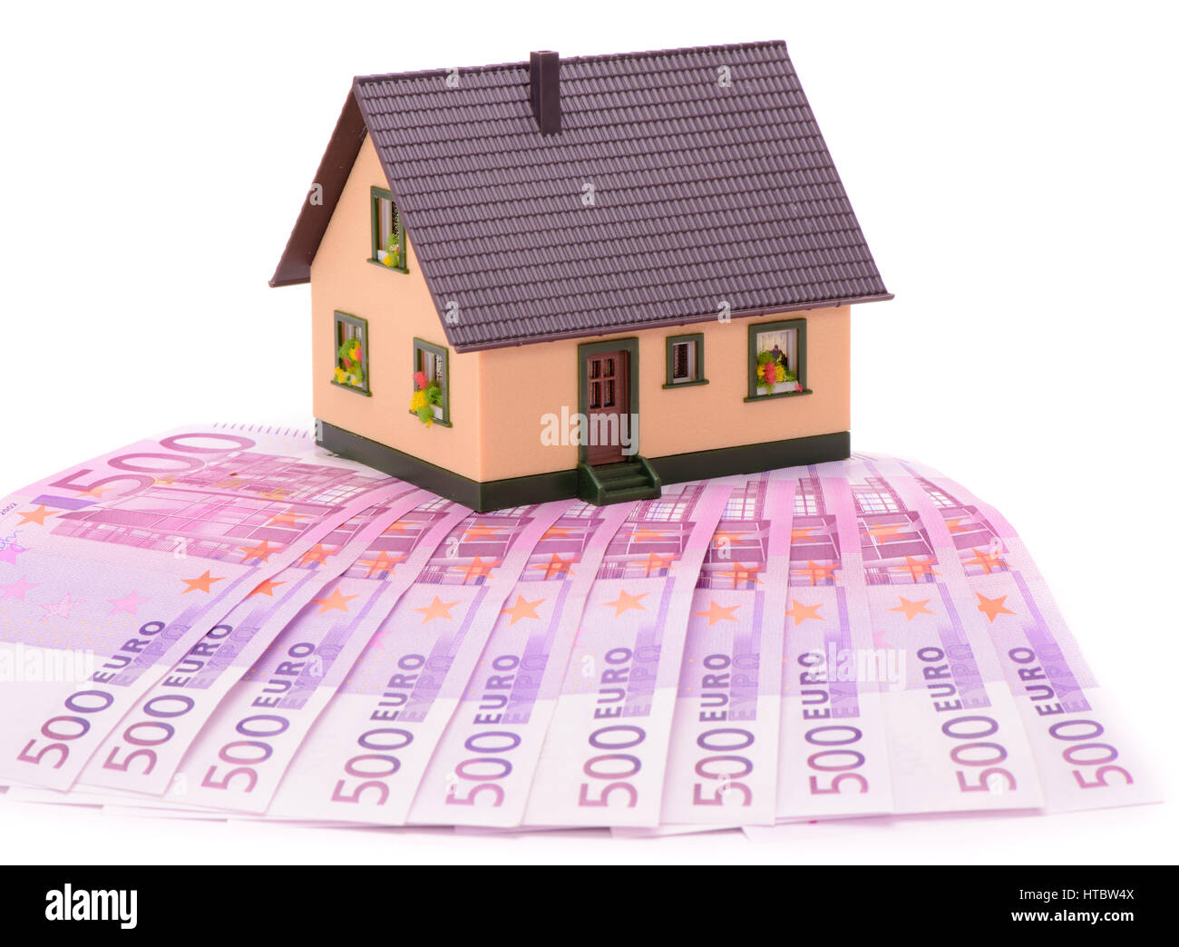 Modello di casa su molti 500 banconote in euro Foto Stock