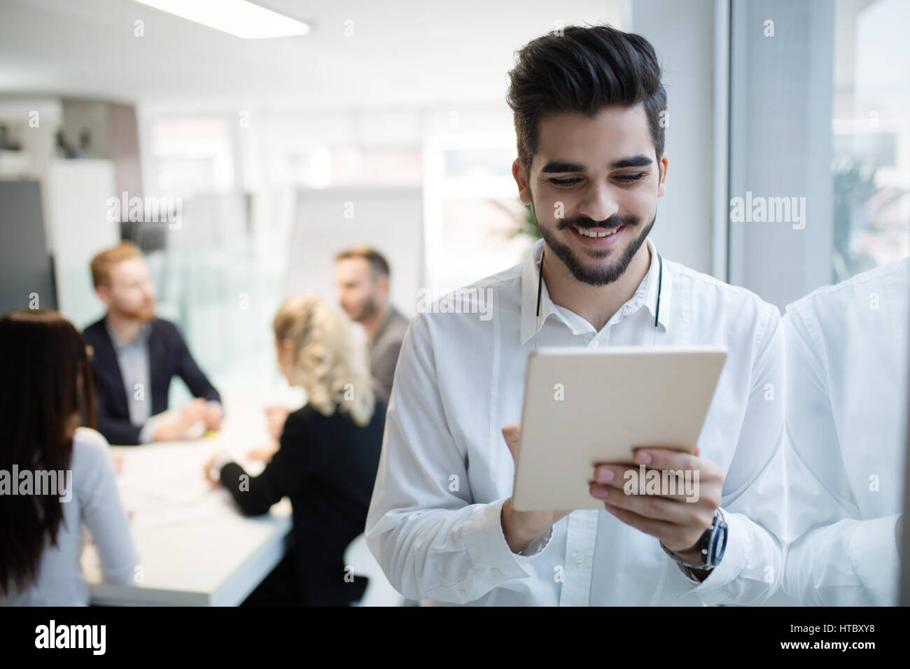Il successo di una felice lavoratore in information technology industry lavoro in ufficio Foto Stock