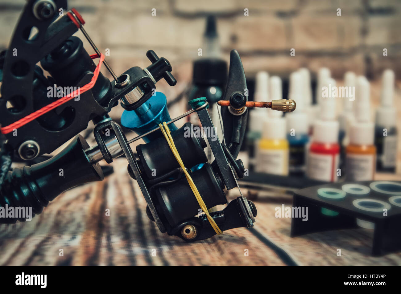 Tattoo Machine e Forniture e Accessori per Tatuaggio su sfondo di legno Foto Stock