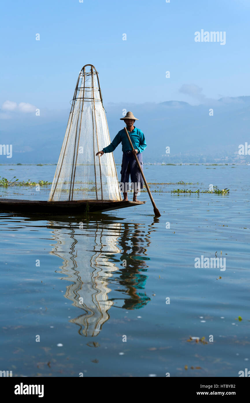 Myanmar (ex Birmanie). Lago Inle. Lo stato di Shan. I pescatori Intha, Lago Inle gruppo etnico Foto Stock