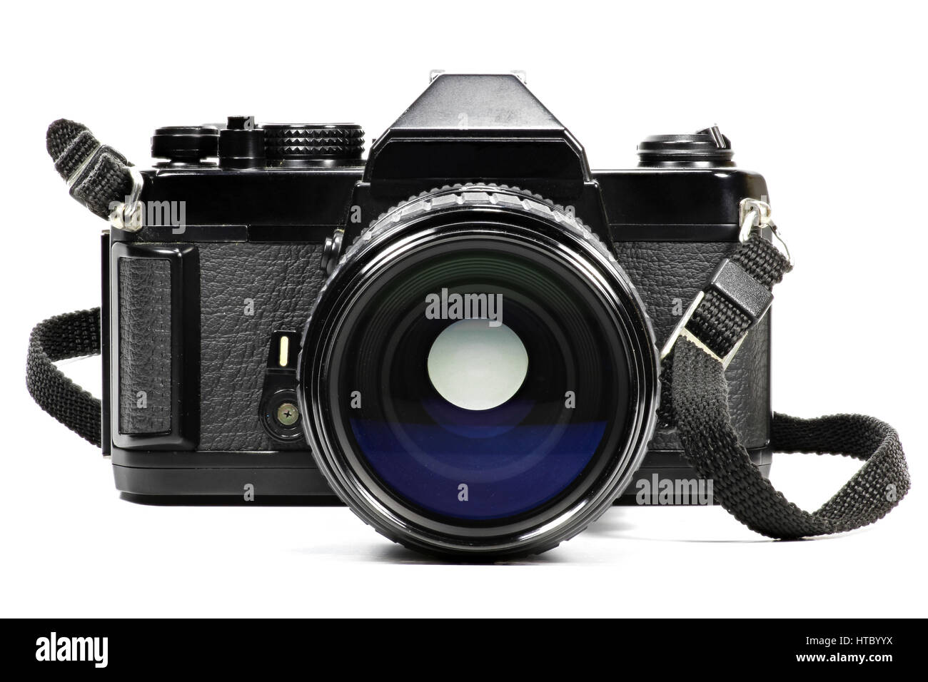 Analogico reflex a ottica singola telecamera con un teleobiettivo isolati su sfondo bianco Foto Stock