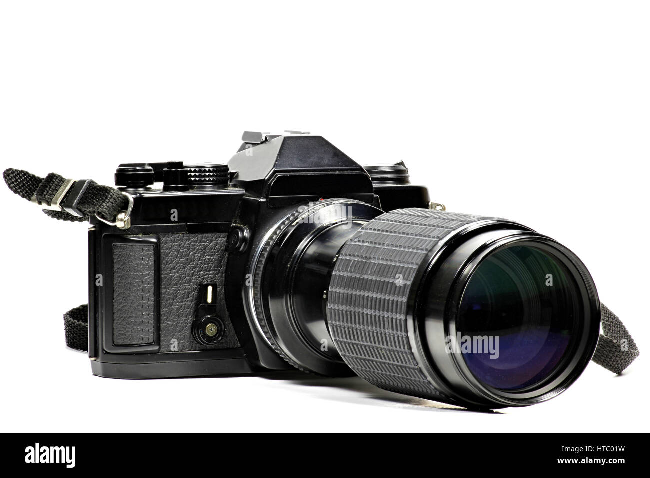 Analogico reflex a ottica singola telecamera con un teleobiettivo isolati su sfondo bianco Foto Stock