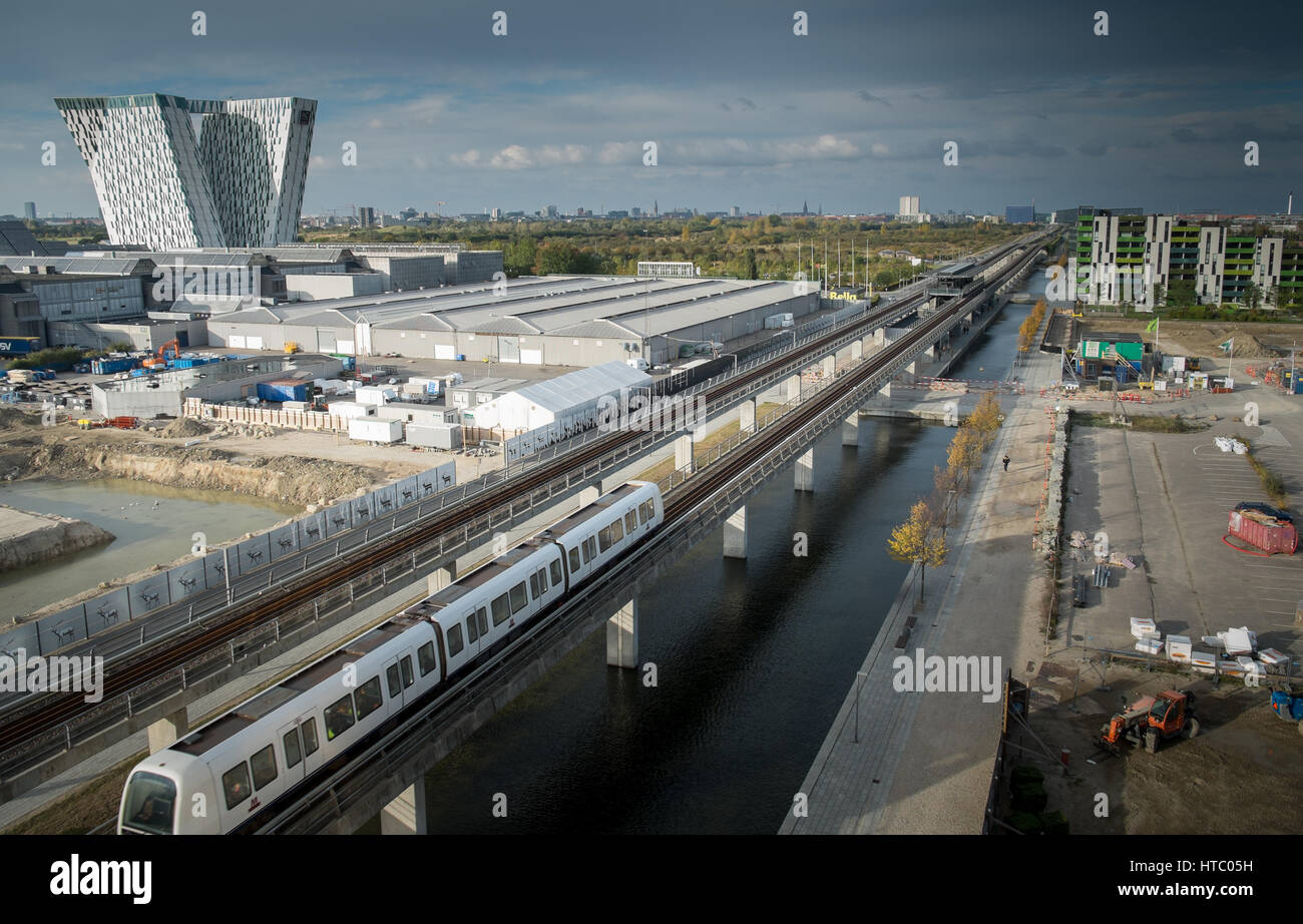 Nuovi sviluppi Ørestad, le torri pendente della Bella Sky Hotel da Copenhagen Metro treno Foto Stock