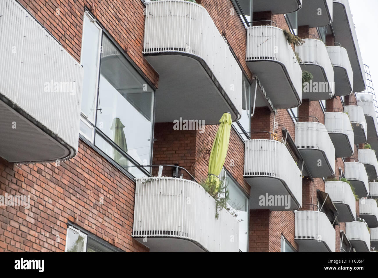 Architectural capolavoro modernista dal 1930s, la baia di finestre e balconi interlacciato, un blocco di appartamento che si affaccia sul lago, Copenhagen DANIMARCA Foto Stock