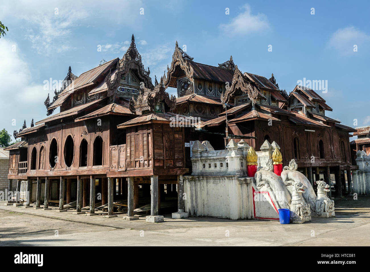 Myanmar. Nyaung Shwe. Stato Shan. Il monastero di Shwe Yan Pyay (o 'il palazzo degli specchi') progettato in legno nel 1907. Scuola monastica Foto Stock