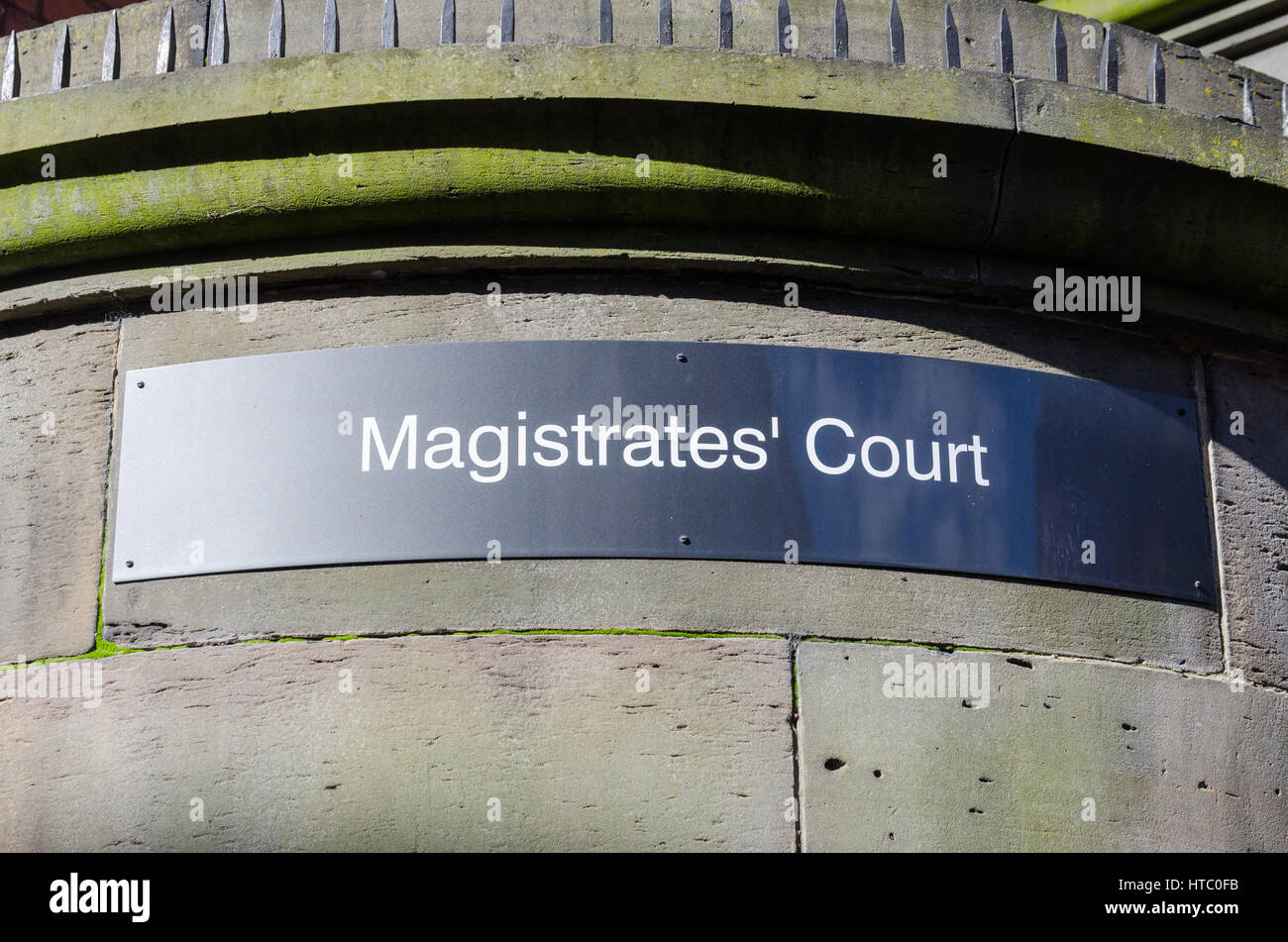 Segno per Derby Magistrates Court sul muro di pietra in entrata Foto Stock