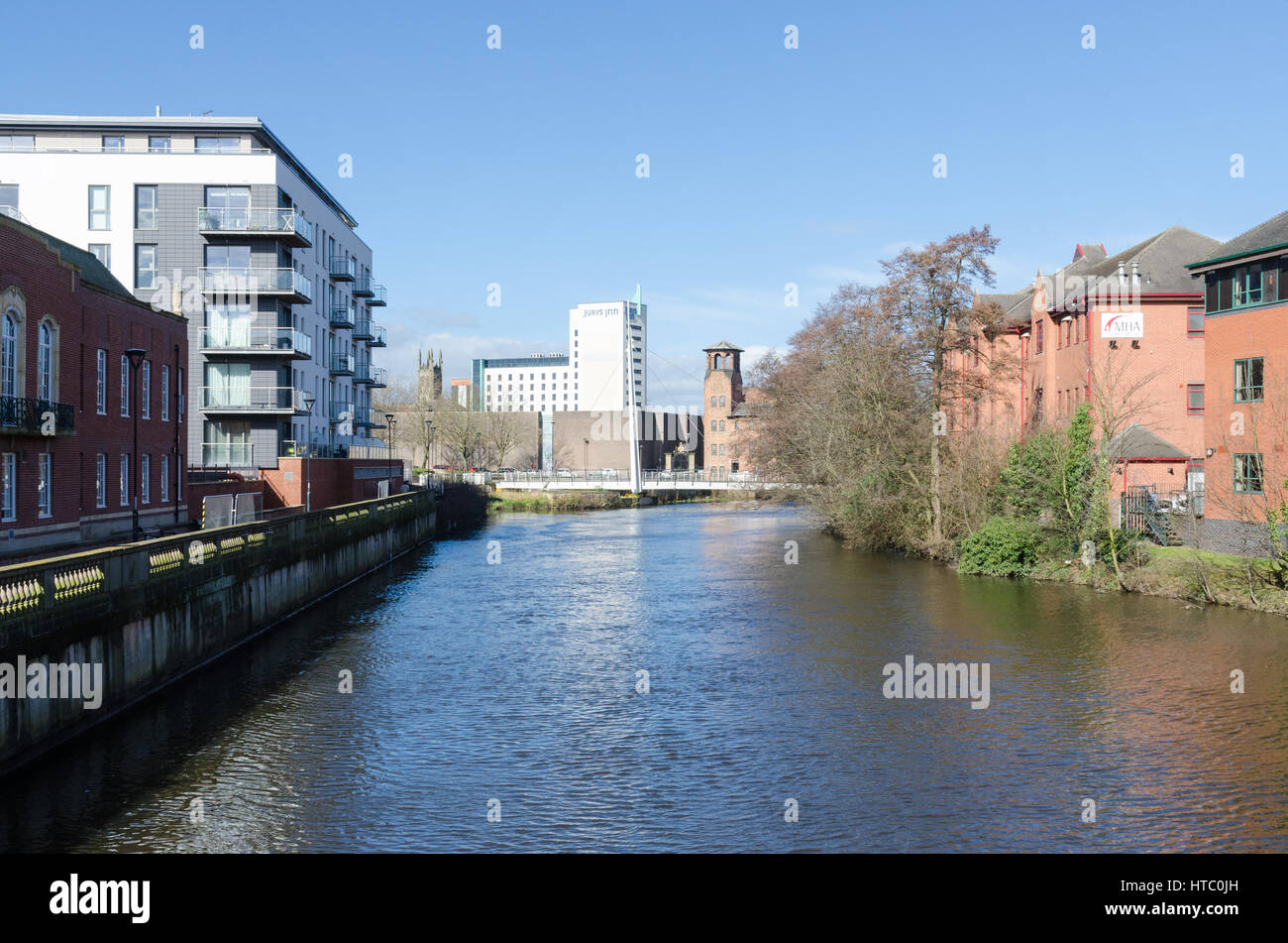 Moderno appartamento blocchi sulla banca del fiume Derwent che scorre attraverso la città di Derby Foto Stock