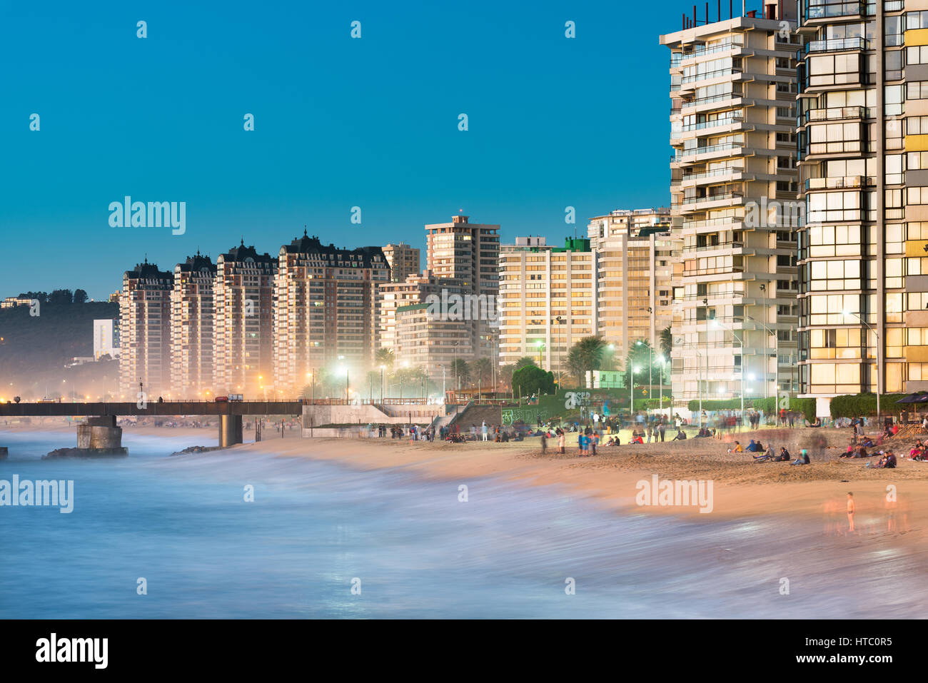 Viña del Mar, Regione V de Valparaiso, Cile - Acapulco Beach, la spiaggia principale di Viña del Mar, raccoglie un sacco di gente anche in inverno Foto Stock