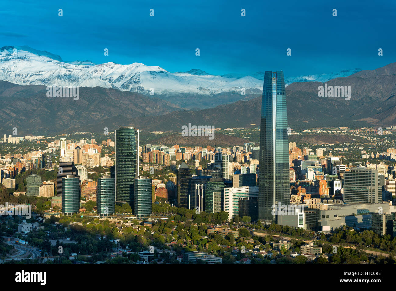 Skyline di Santiago de Cile con moderni edifici per uffici al quartiere finanziario di Las Condes. Foto Stock