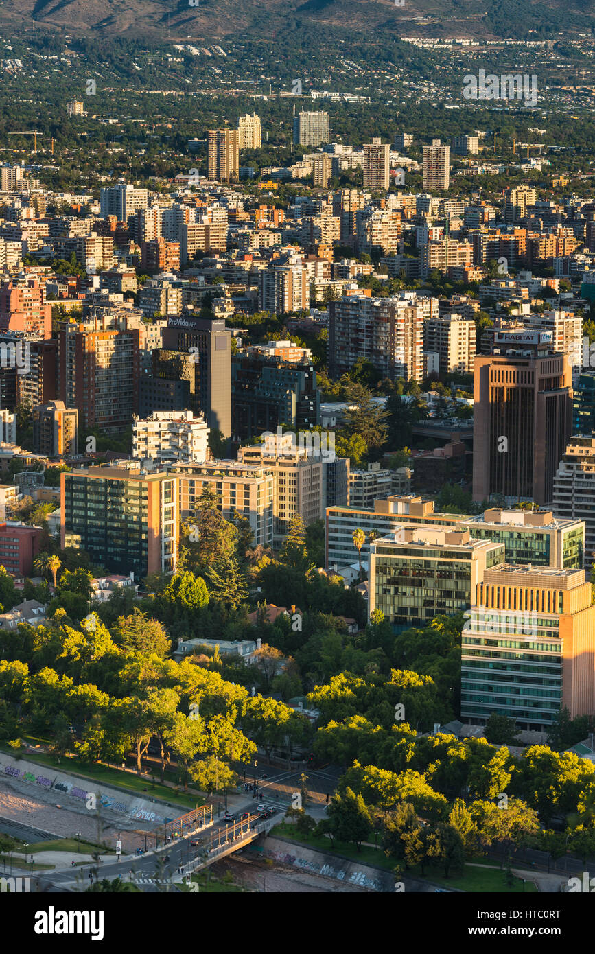 Santiago, Regione Metropolitana, Cile - Vista degli edifici al quartiere Providencia, la parte più densa della città con residenziali Foto Stock