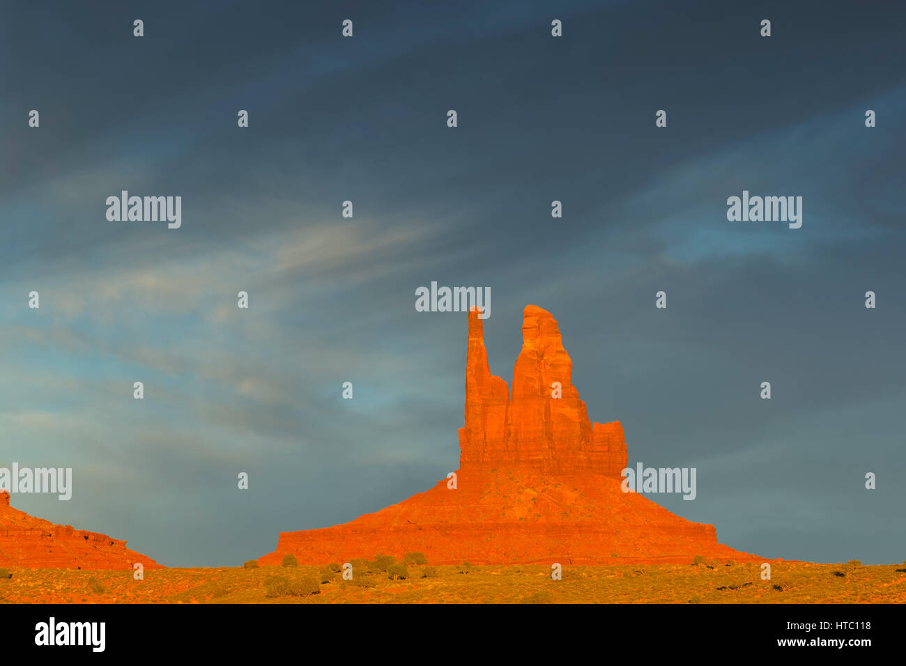 Il re sul trono formazione di roccia, il parco tribale Navajo Monument Valley, UT, STATI UNITI D'AMERICA Foto Stock