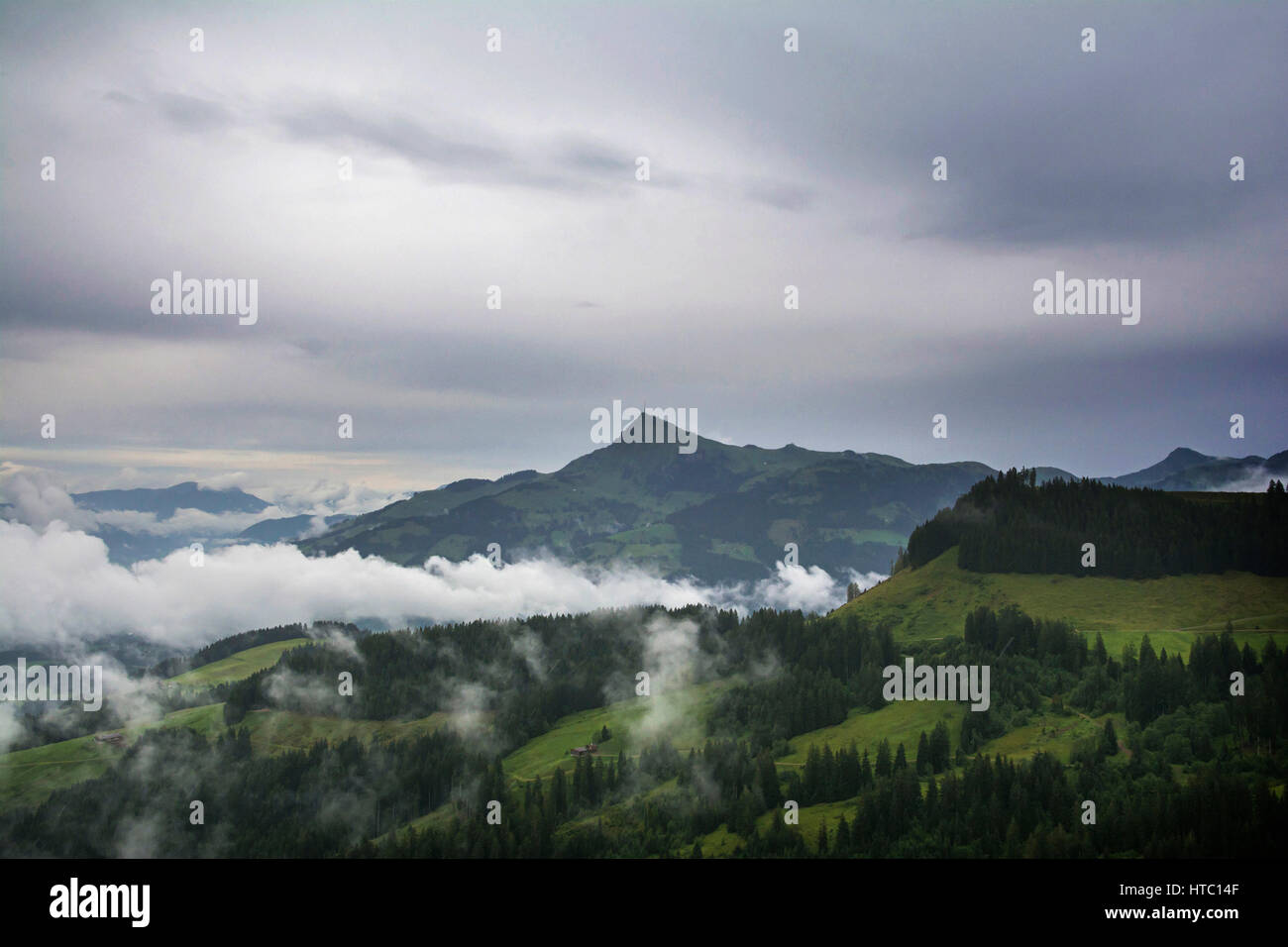 Brumoso paesaggio di montagna di Kitzbuhel, Tirolo, Austria Foto Stock