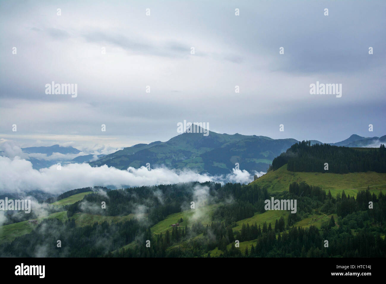 Brumoso paesaggio di montagna di Kitzbuhel, Tirolo, Austria Foto Stock
