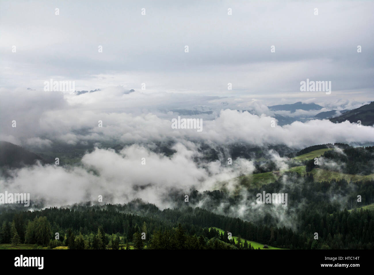 Brumoso paesaggio di montagna di Kitzbuhel, Tirolo, Austria Foto Stock