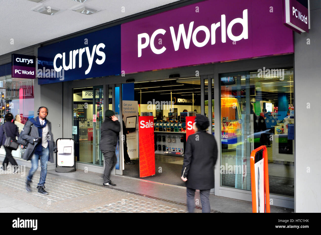 Una vista generale di Currys mondo PC store su Tottenham Court Road, Londra. Foto Stock