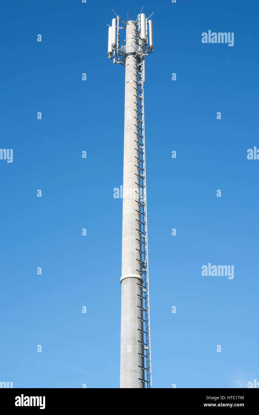 Torre cellulare contro il cielo blu Foto Stock