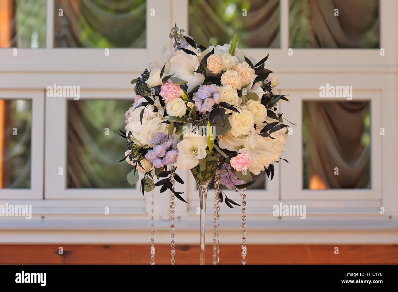 Splendidamente decorato bouquet di bianco e rosa rose, peons, petali, frutti di bosco e petali di colore verde Foto Stock