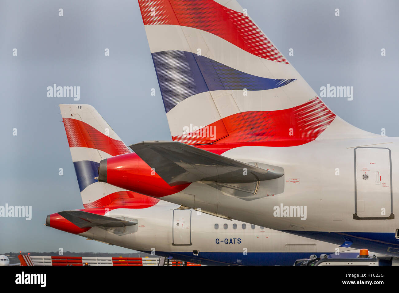 British Airways, il vettore nazionale d'Inghilterra, velivoli coda aerei e logo, Gatwick aeroporto Londra Inghilterra Regno Unito Foto Stock