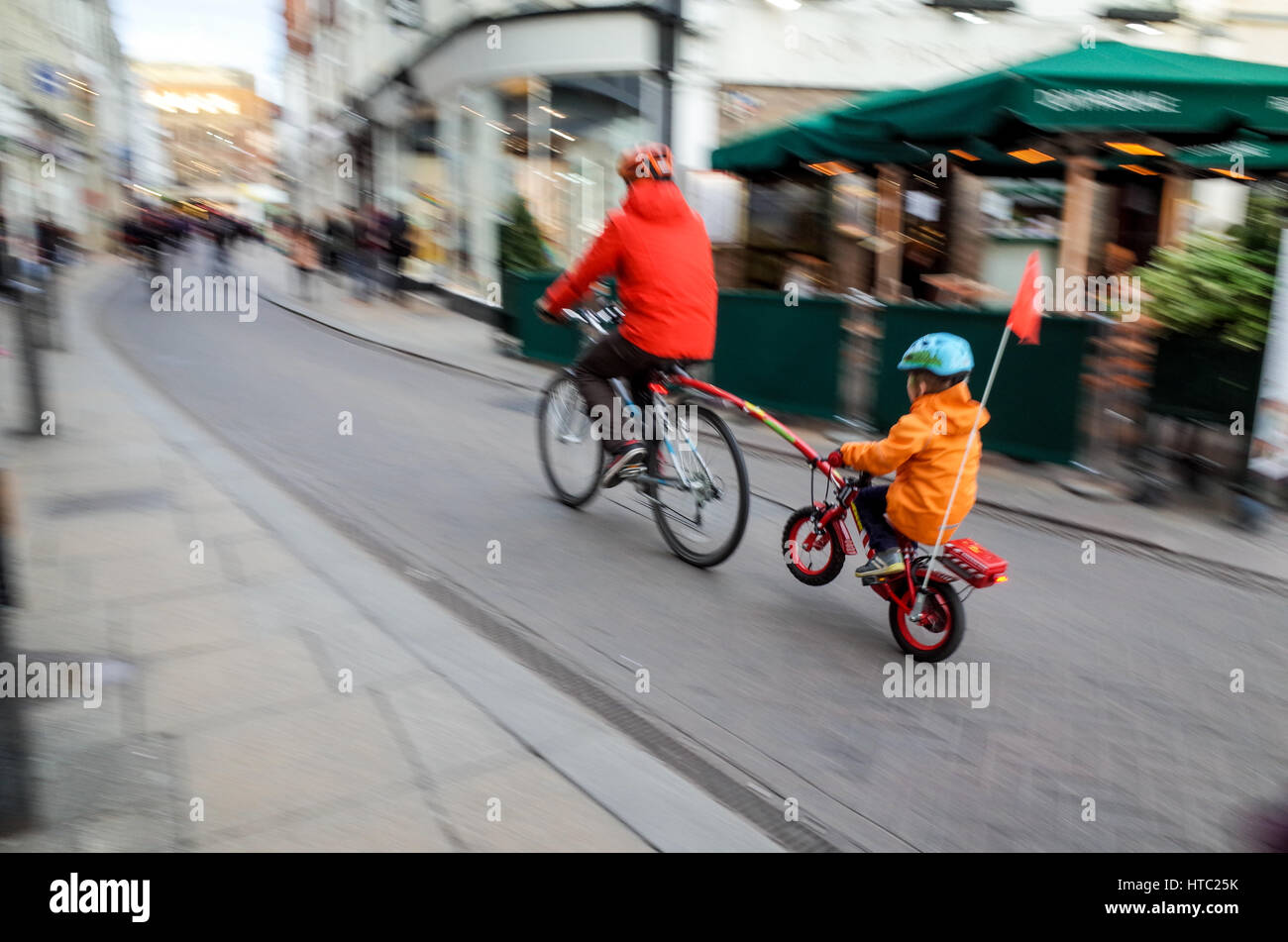Un matasse di genitori il loro bambino dalla scuola nel centro di Cambridge Foto Stock