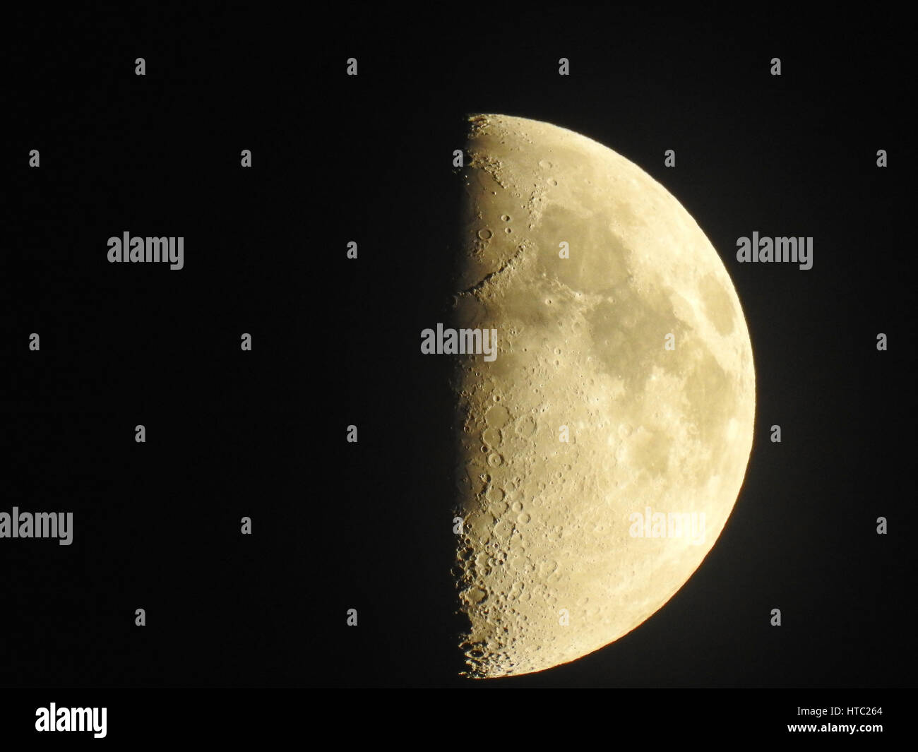 Altamente dettagliate luminosa mezza luna su sfondo nero Foto Stock