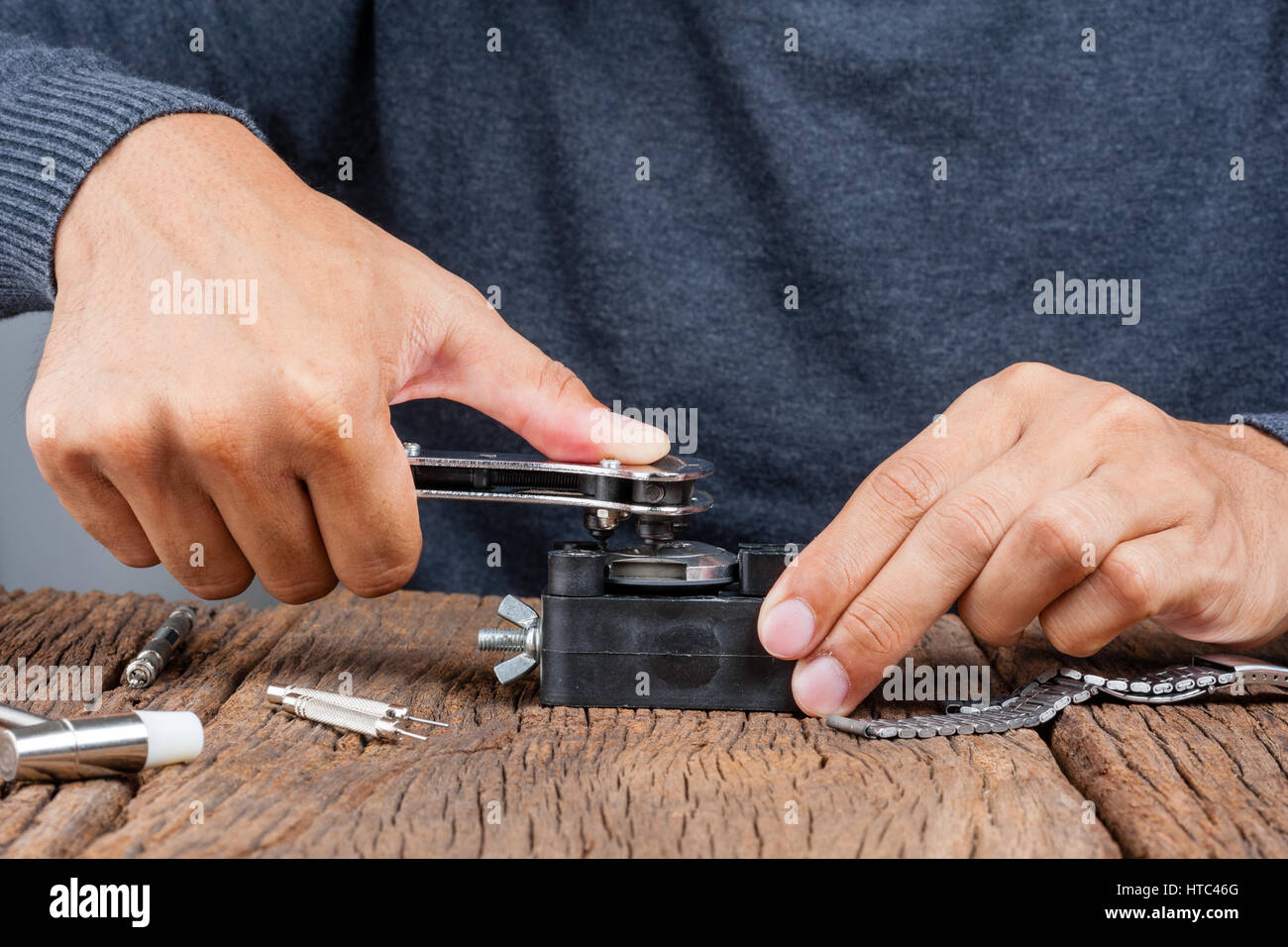 Apertura del guardare indietro con un attrezzo speciale Foto Stock