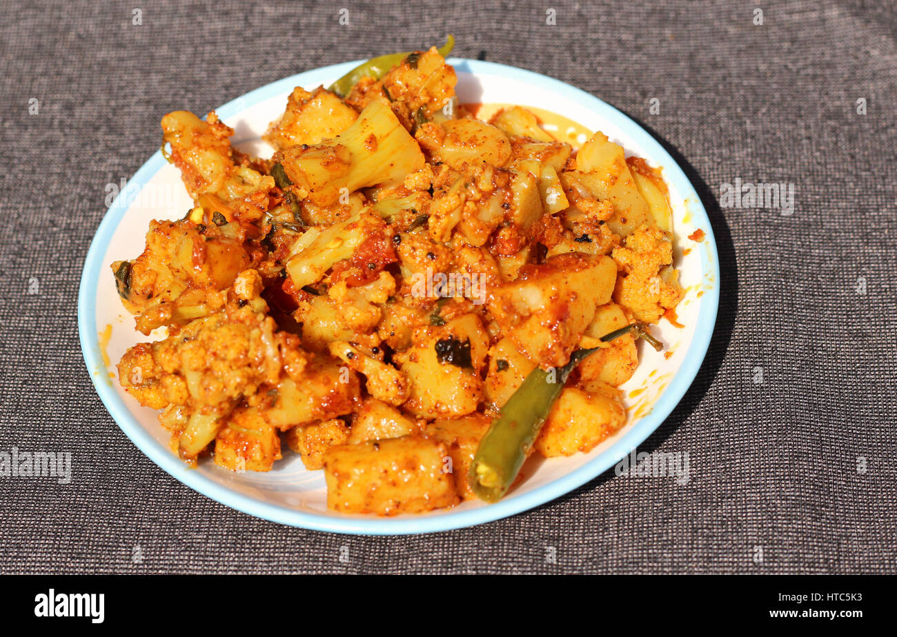 Alu Gobi sabzi ki- patate con cavolfiore Foto Stock