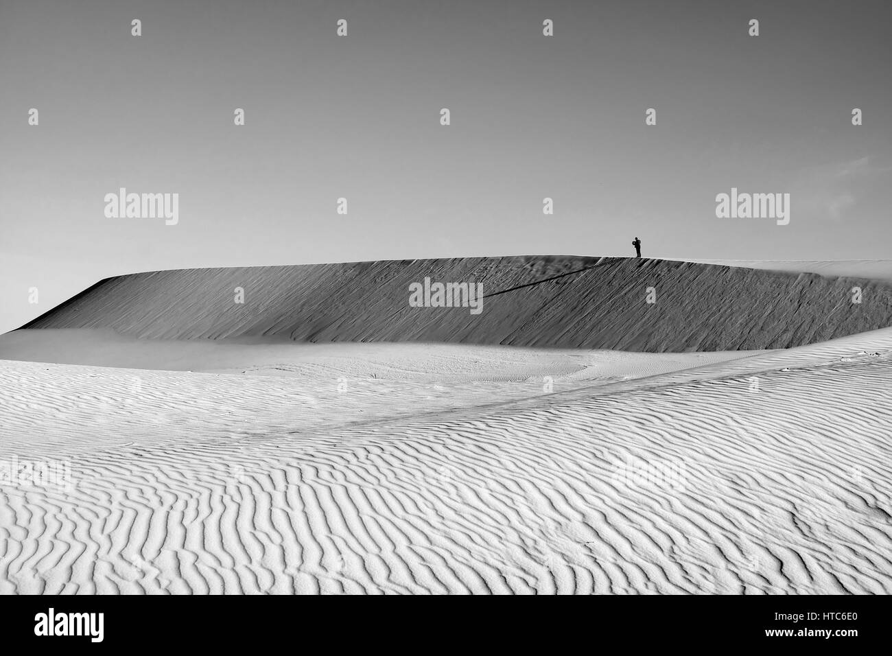 La vita è il viaggio Lonely Man godere la calma scena sulla sabbia vietnamita hill, sandhill con una straordinaria forma in bianco e nero in tono estate Foto Stock