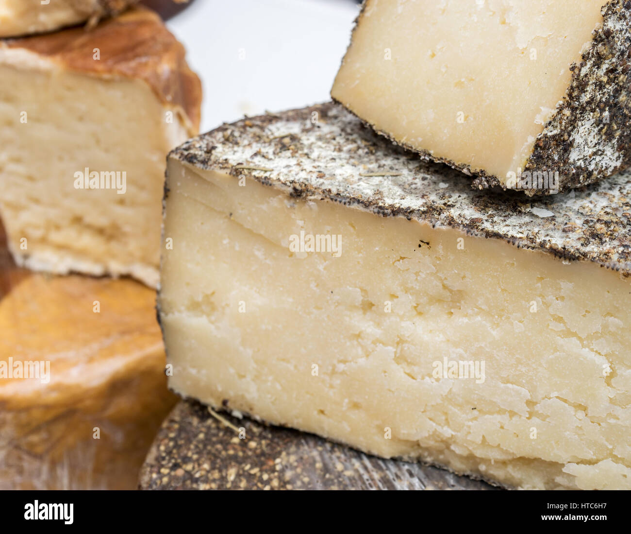 Diversi tipi di formaggio duro come i pezzi Foto Stock