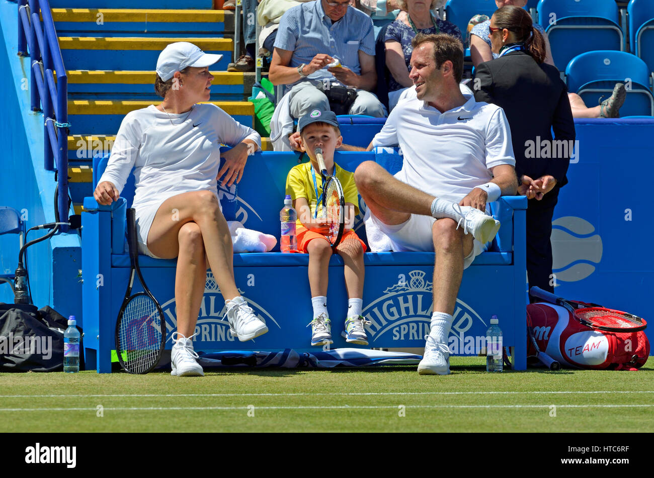 Greg Rusedski (GB) partnership Lindsay Davenport, con Greg figlio di Giovanni, tra giochi al AEGON INTERNATIONAL leggende sfida, Eastbourne, 2015, p Foto Stock
