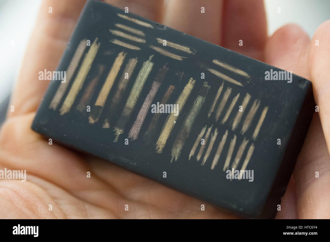 Oro, argento, platino metallo prezioso prove touchstone o zero touch pietra. Foto Stock