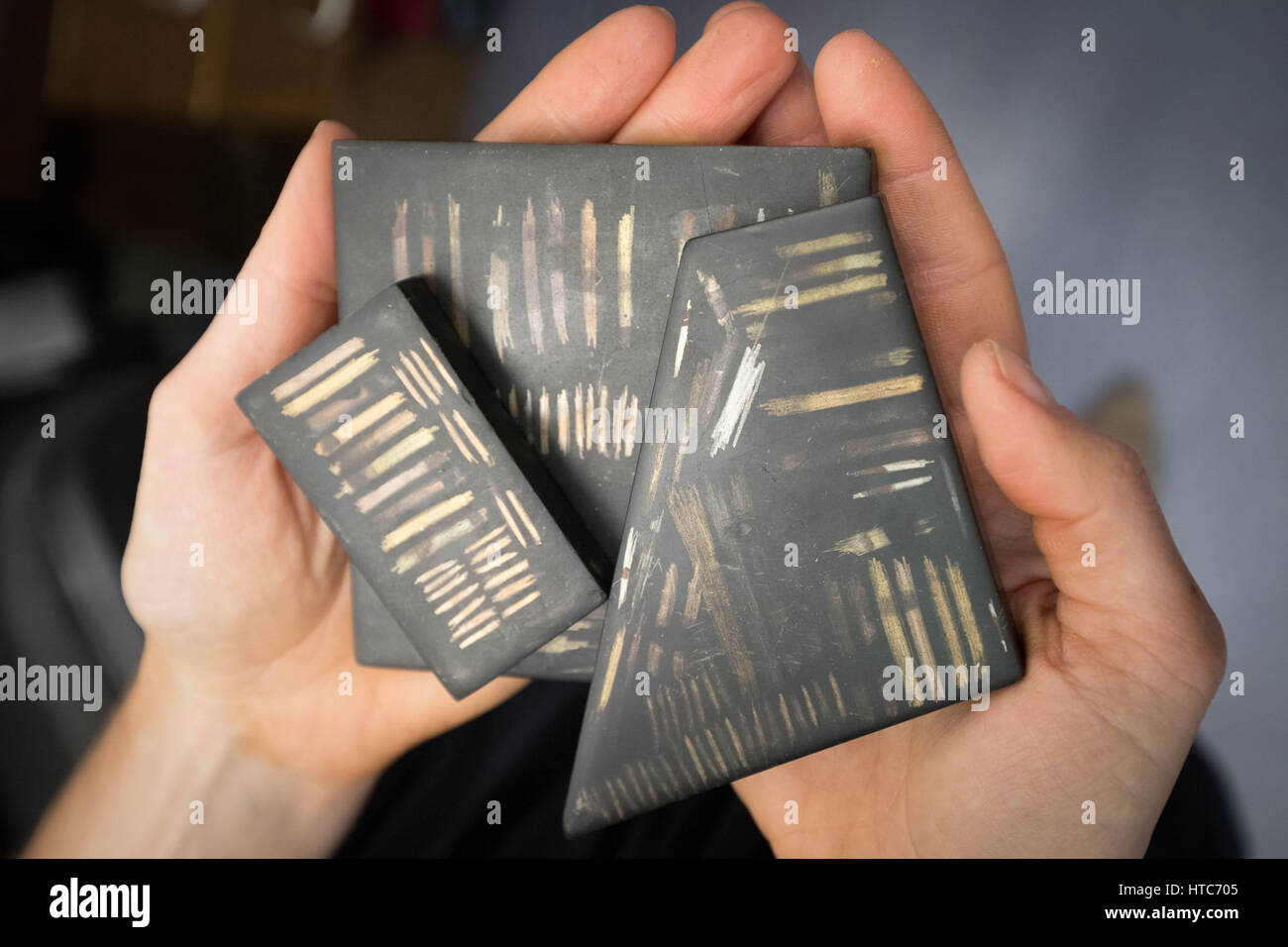 Oro, argento, platino metallo prezioso prove touchstone o zero touch pietra. Foto Stock