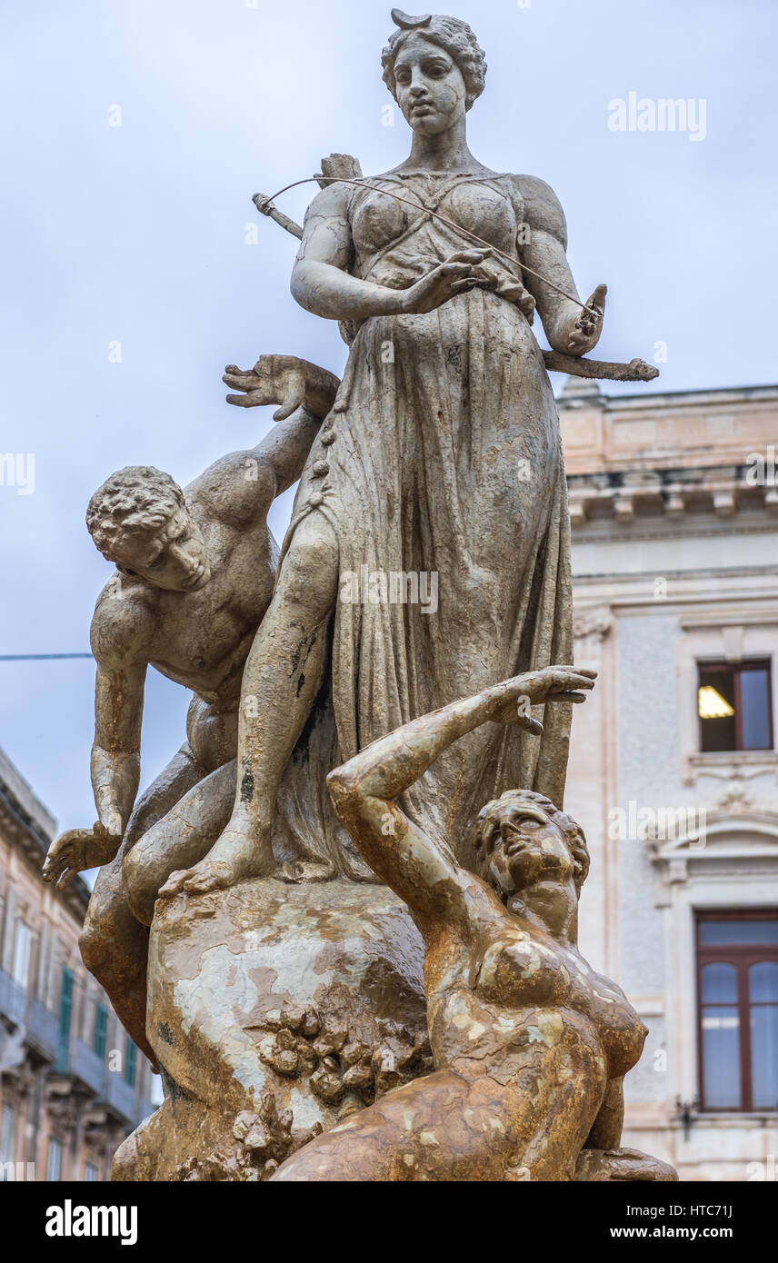 Artemis Fontana (chiamato anche Fontana Diana) su Archimede (Piazza Archimede) sull'isola di Ortigia, la parte storica di Siracusa, Sicilia, Italia Foto Stock