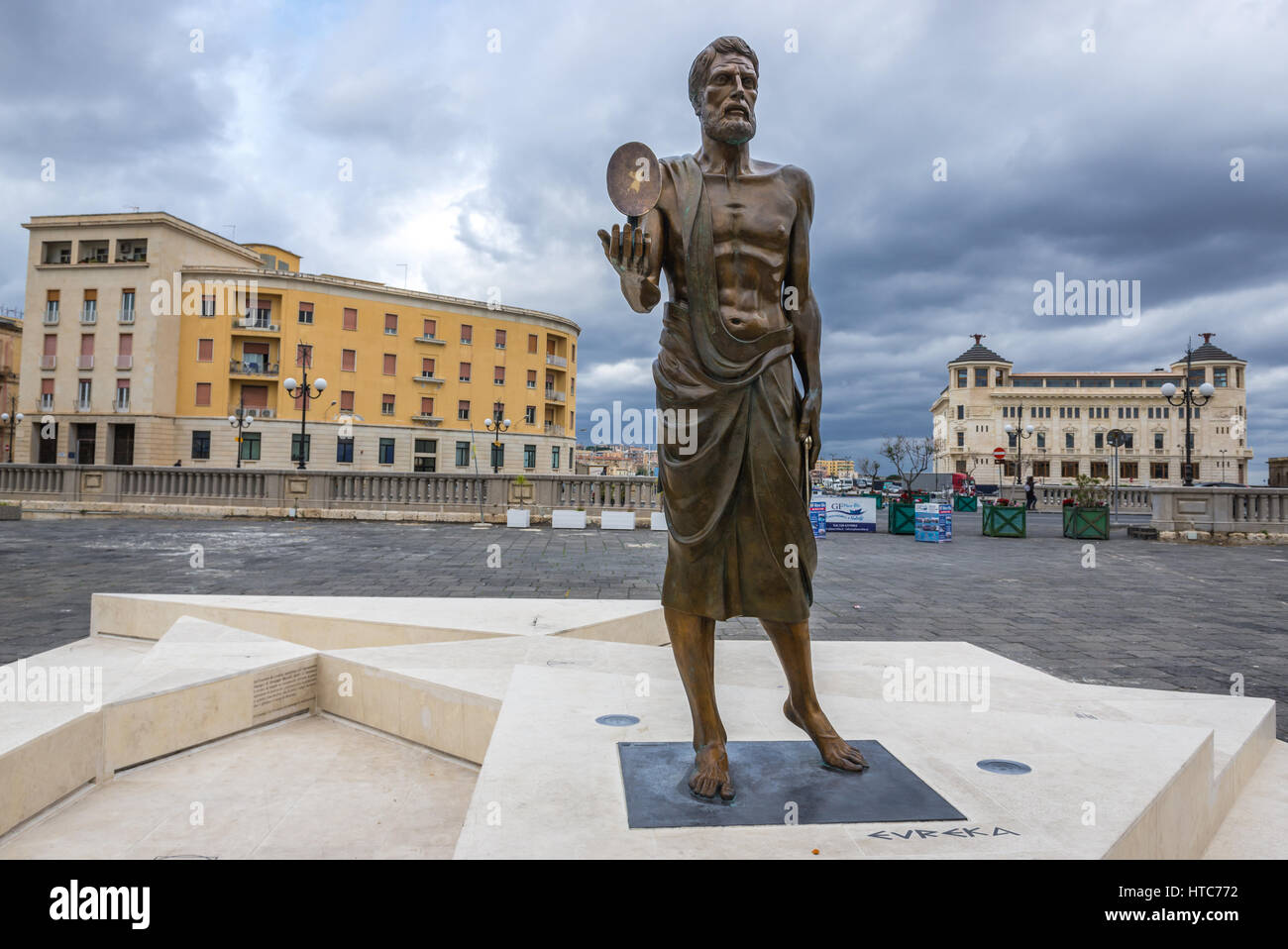 Statua di Archimede di Siracusa in Siracusa città, angolo sud-est dell'isola di Sicilia, Italia. Antico Ufficio Postale sullo sfondo Foto Stock