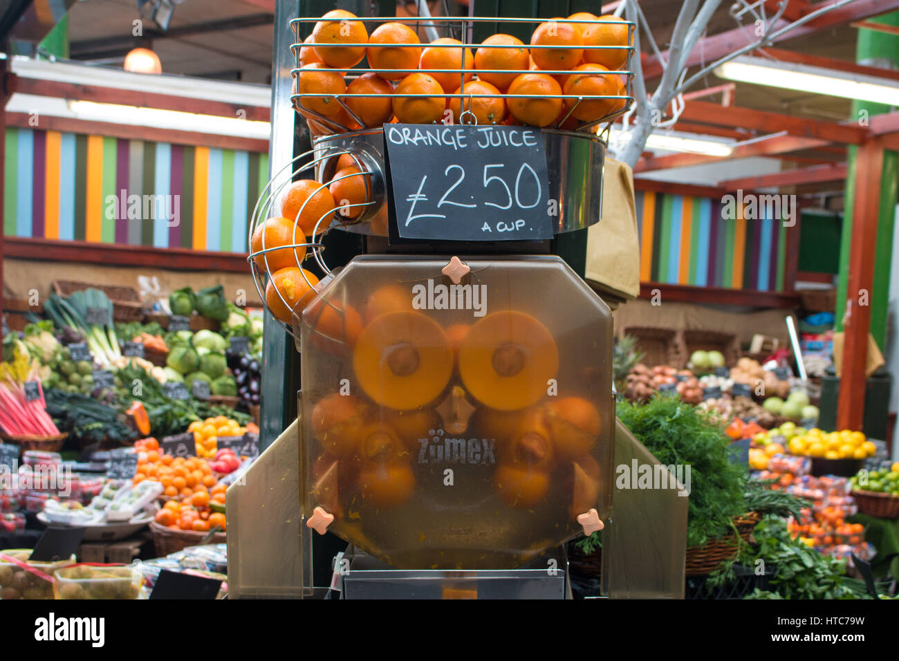 Macchina per la produzione di succo di arancia nel mercato Foto Stock