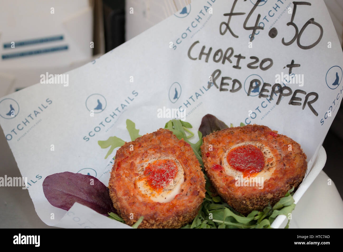Scotch uovo con chorizo e pepe rosso Foto Stock