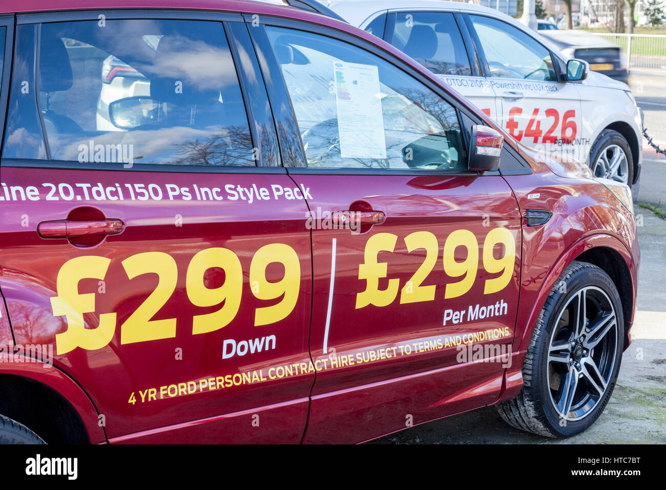 Finanziamenti per auto. Il costo dei pagamenti mensili viene visualizzato sul lato di automobili per la vendita, Nottinghamshire, England, Regno Unito Foto Stock