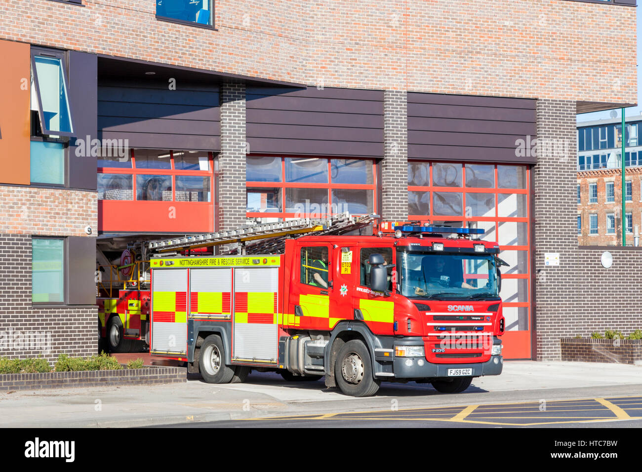 Motore Fire lasciando London Road stazione dei vigili del fuoco, Nottinghamshire fuoco e il servizio di soccorso, Nottingham, Inghilterra, Regno Unito Foto Stock