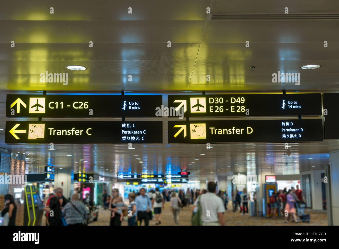 Informazioni giallo segno in aeroporto con il numero di porta per la partenza e trasferimento di voli nel terminal in aeroporto. Foto Stock