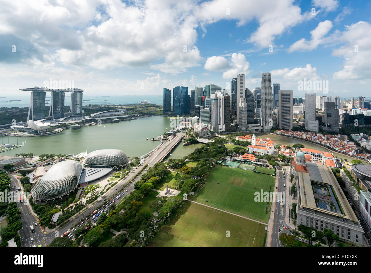Vista aerea di Singapore al quartiere degli affari della città e al crepuscolo in Singapore, in Asia. Foto Stock