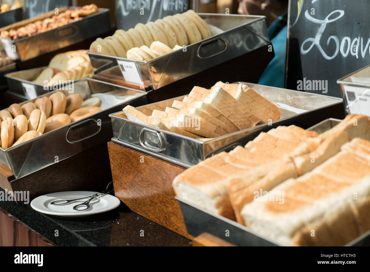 Impostazione della tabella con alimenti per la colazione, pane, bevande, shallow focus, cafe, buffet in albergo. Foto Stock