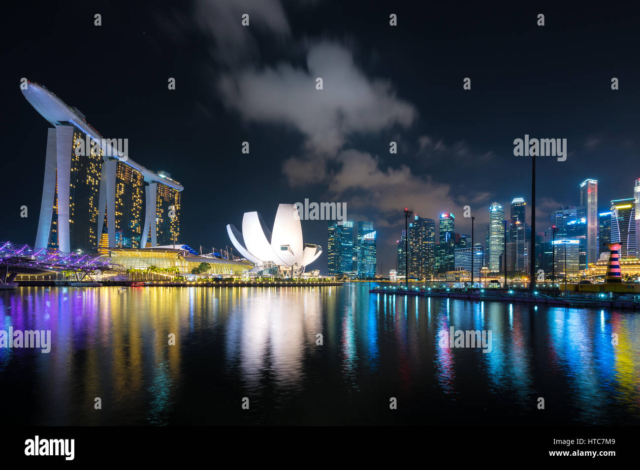Singapore business district skyline di notte di Marina Bay, Singapore. Foto Stock
