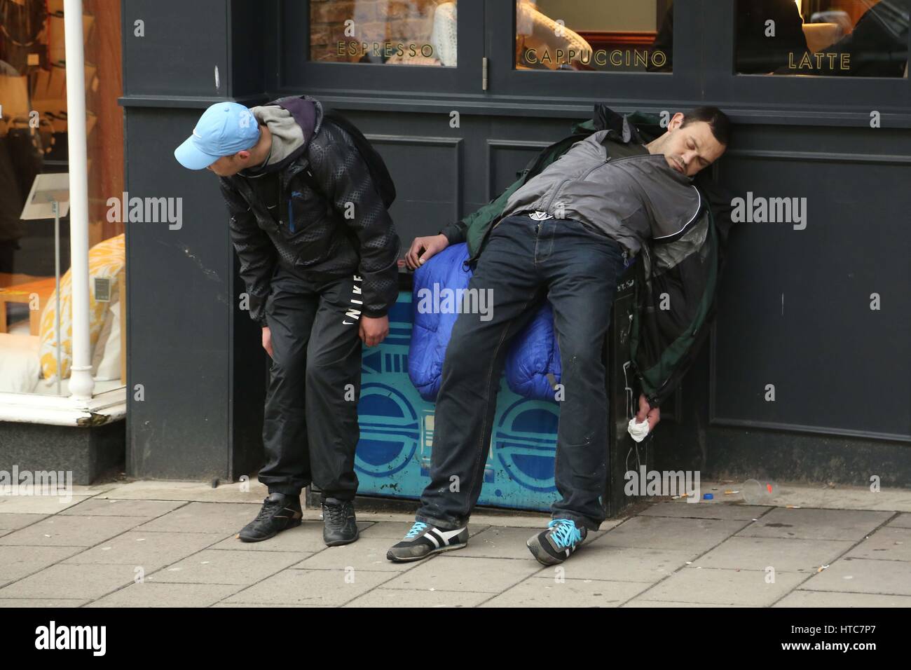 La droga in Brighton East Sussex, giovani uomini nel centro della città che mostra tutti i segni dell'assunzione della droga sintetica di spezie. Foto Stock