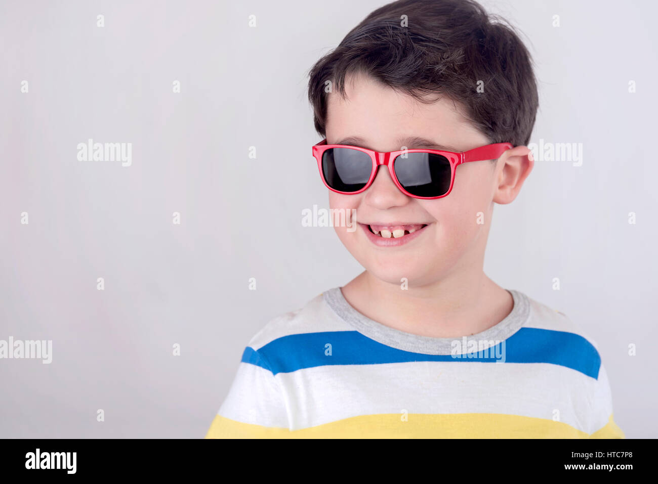 Sorridente Ragazzo con occhiali da sole Foto Stock