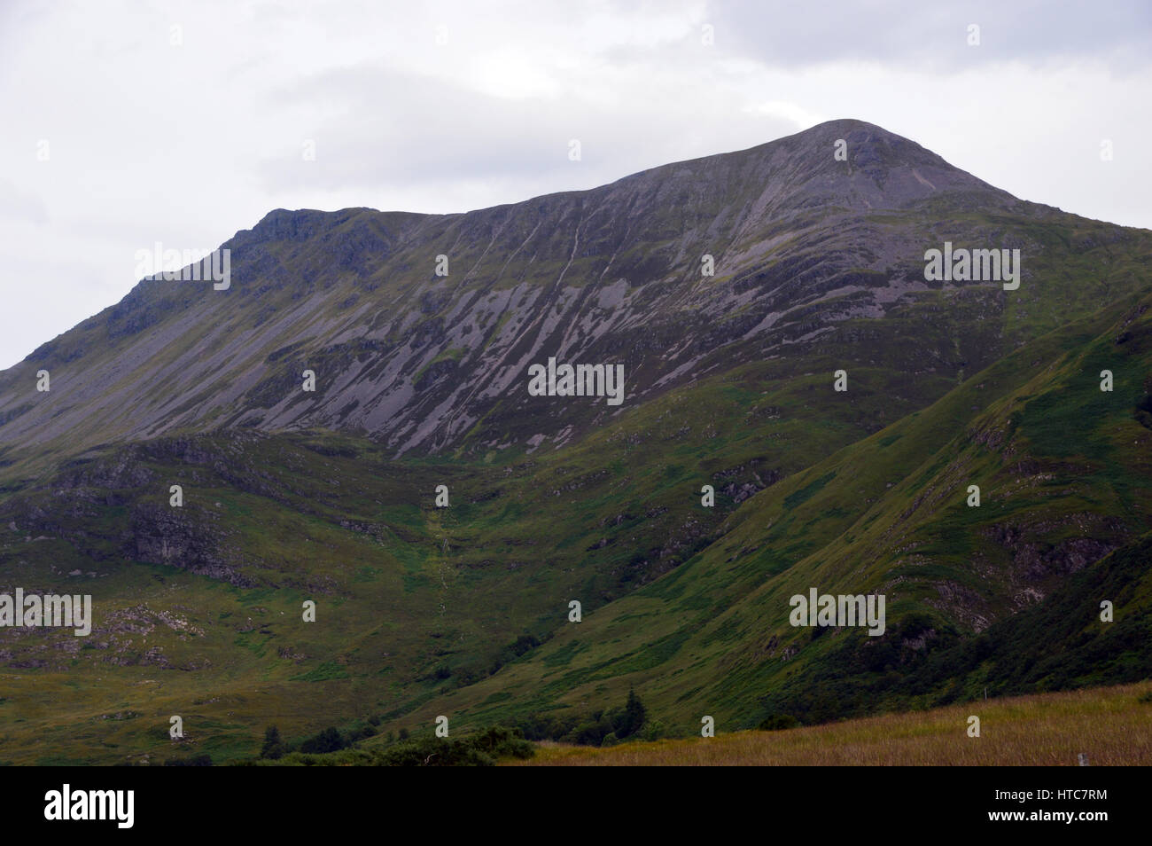 La montagna scozzese Munro Beinn Sgritheall da Arnisdale sul Loch avvisatore acustico nelle Highlands scozzesi, Scotland, Regno Unito. Foto Stock