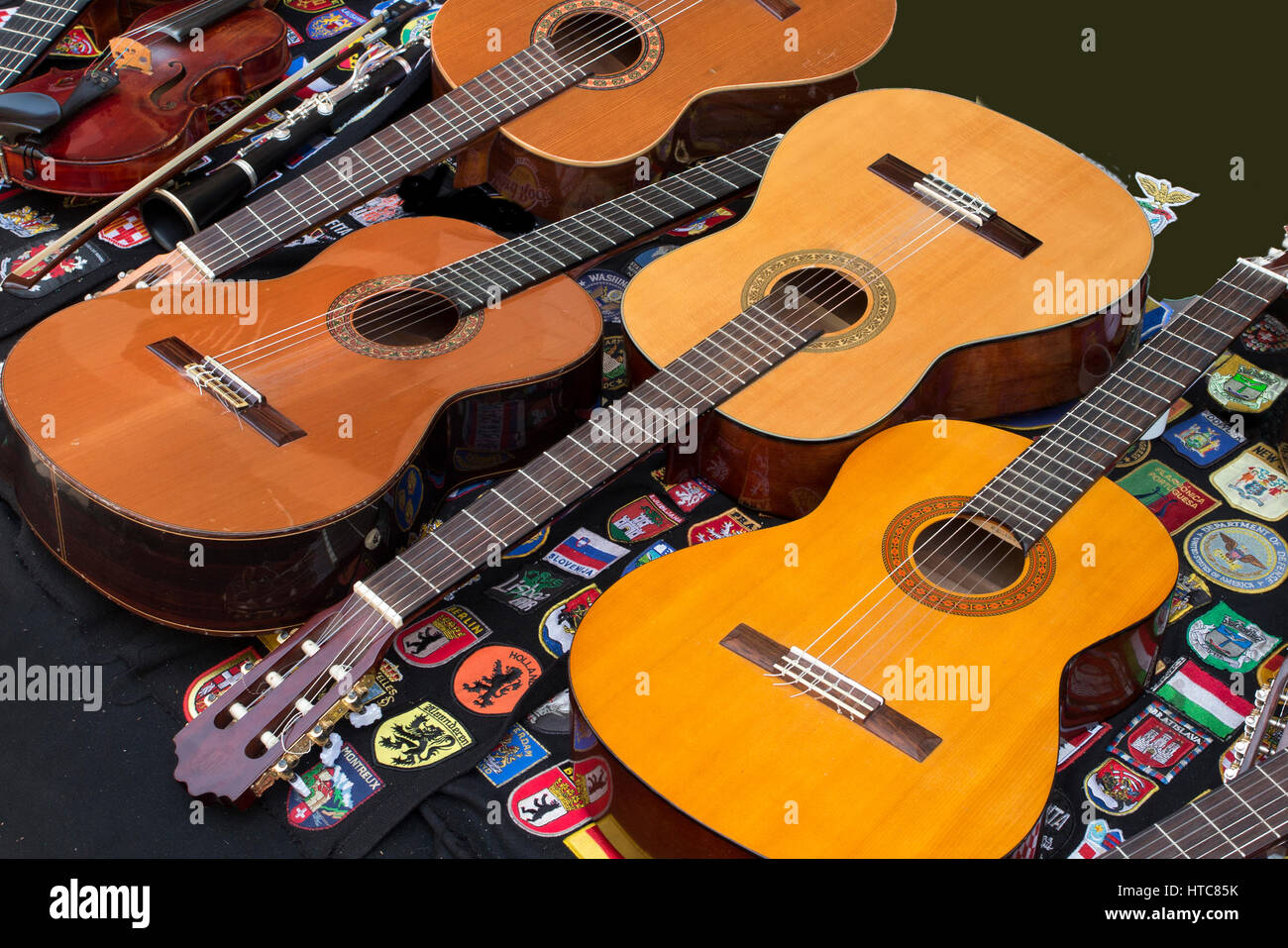 Chitarre in uno strumento musicale shop Porto Portogallo Foto Stock