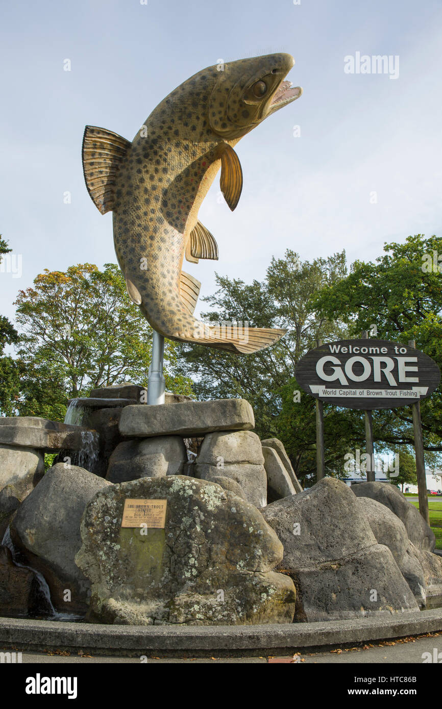 Gore, Southland, Nuova Zelanda. Brown Trout statua, simbolo della città lo status di capitale mondiale della trota fario pesca. Foto Stock