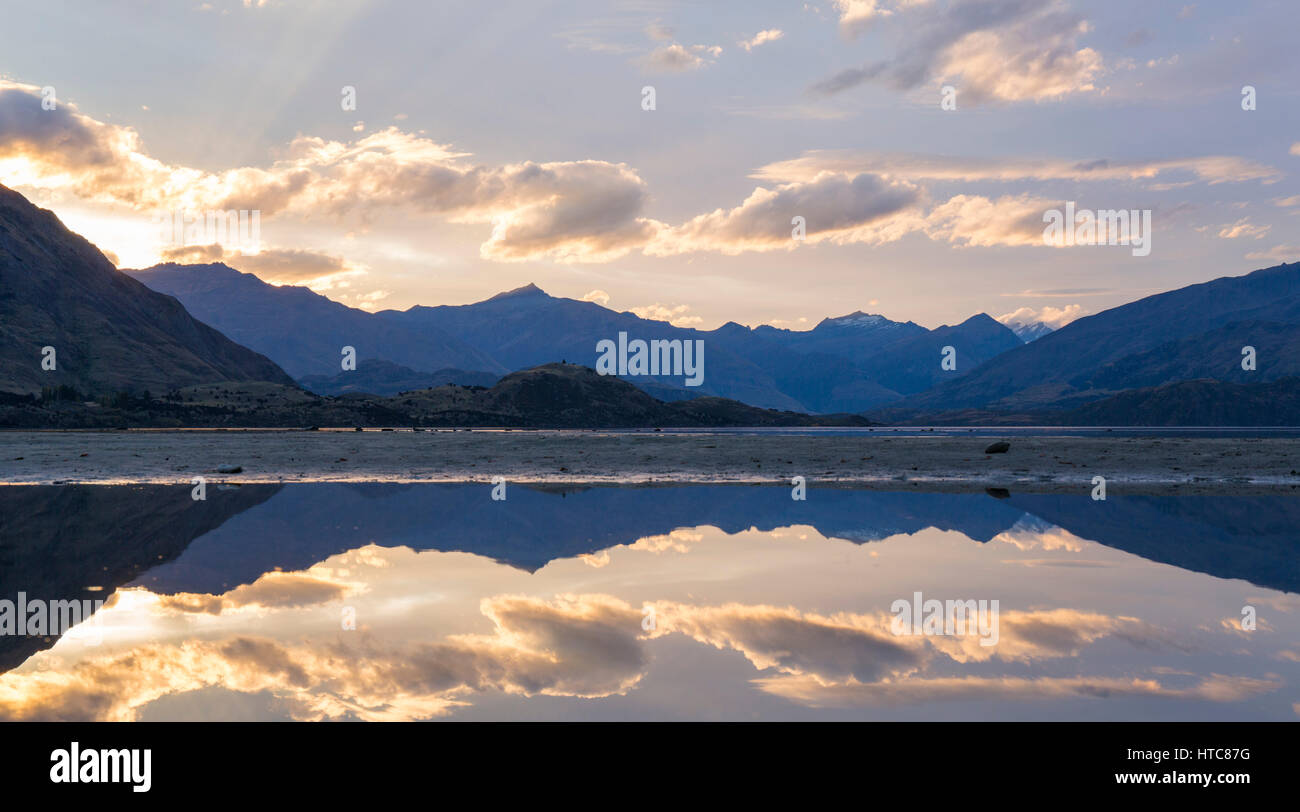 Wanaka, Otago, Nuova Zelanda. Vista panoramica sulla baia di Bremner la Harris montagne, sera, nero picco prominente. Foto Stock