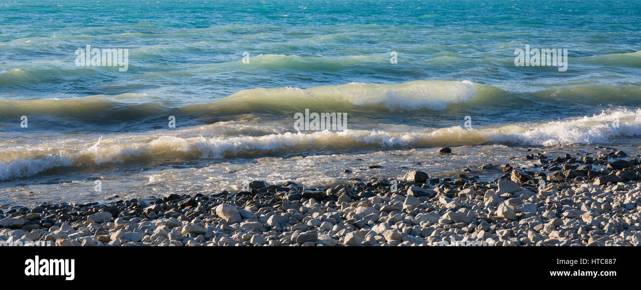 Twizel, Canterbury, Nuova Zelanda. Onde che si infrangono sulla spiaggia rocciosa del Lago Pukaki. Foto Stock